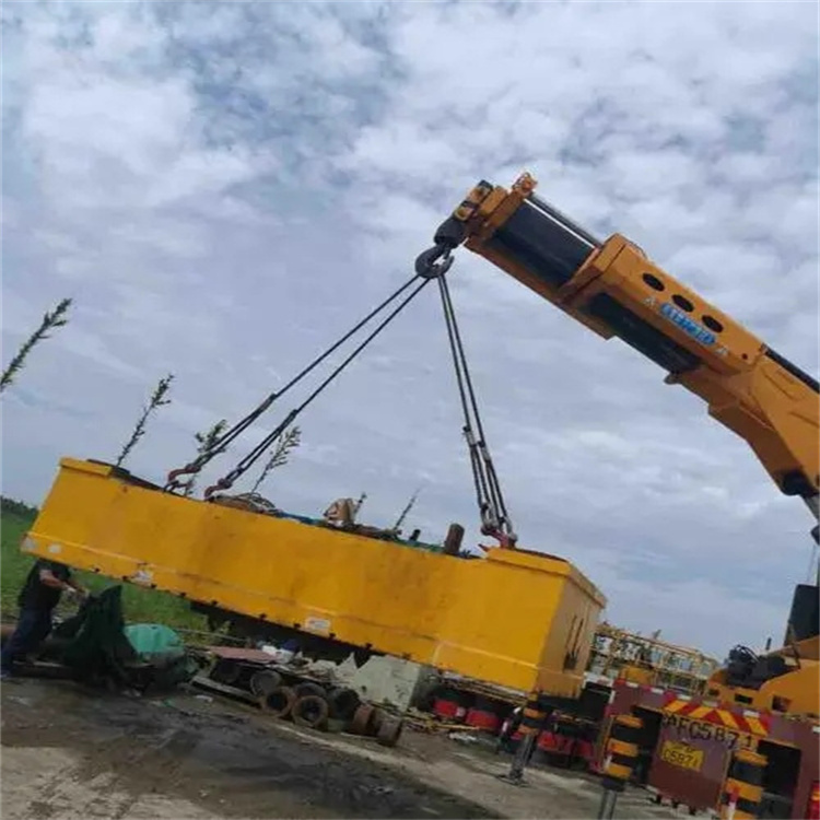 江汉吊运集装箱的吊车